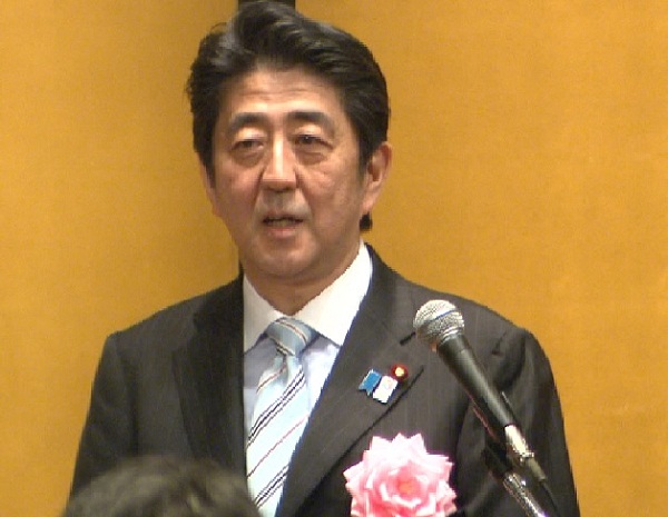 安倍总理出席了在东京都内宾馆举行的日本药品批发商协会庆祝会。