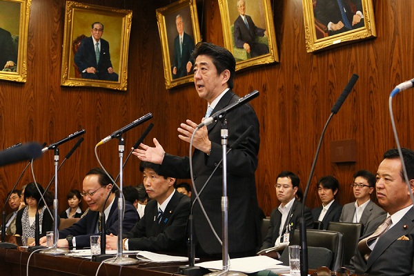 安倍总理出席了参议院内阁委员会。