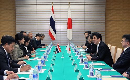 安倍总理在总理大臣官邸与泰王国总理英拉•西那瓦举行了会谈。