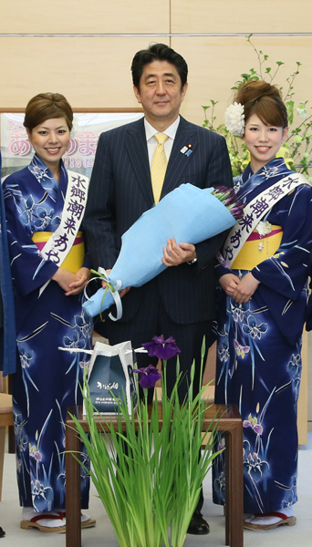 安倍总理在总理大臣官邸接受了菖蒲姑娘、松田潮来市长等的拜会。
