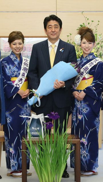 安倍总理在总理大臣官邸接受了菖蒲姑娘、松田潮来市长等的拜会。