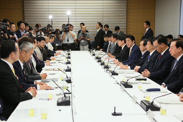 安倍总理在总理大臣官邸召开了2013年第二次（总计第六十一次）高度信息通信网络社会推进战略本部会议。