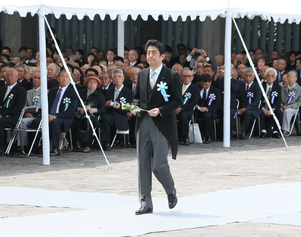 在高円宫王妃殿下的莅临之下，安倍总理出席了在千鸟之渊战殁者墓茒举行的祭拜仪式。