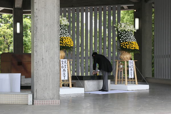 在高円宫王妃殿下的莅临之下，安倍总理出席了在千鸟之渊战殁者墓茒举行的祭拜仪式。