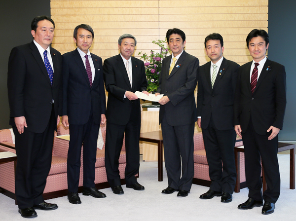 安倍总理在总理大臣官邸接受了来自自民党治安・反恐对策调查会的要求。