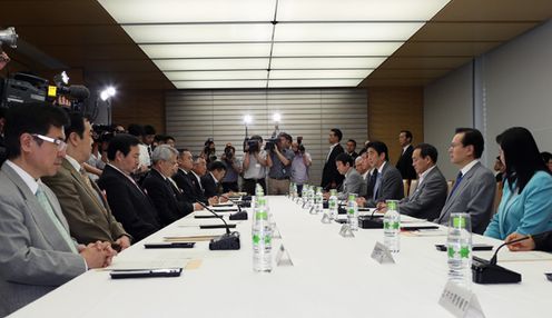 安倍总理在总理大臣官邸召开了第六次“有关设立国家安全保障会议的有识之士会议”。
