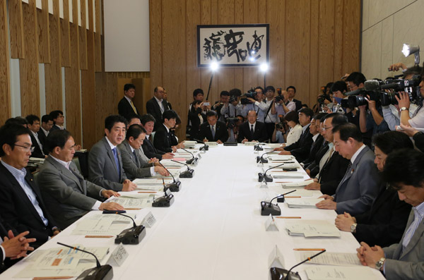 安倍总理在总理大臣官邸召开了第二次地方分权改革推进本部会议。