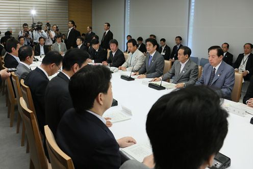 安倍总理在总理大臣官邸召开了2013年第一次（总计第二十次）犯罪对策阁僚会议。