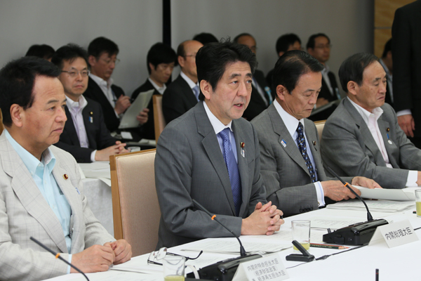 安倍总理在总理大臣官邸召开了第十三次经济财政咨询会议。