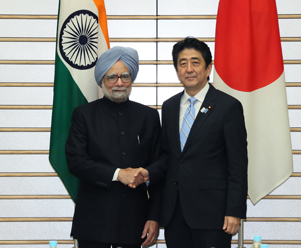 安倍总理在总理大臣官邸与印度总理曼莫汉•辛格举行了会谈。