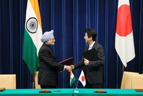 安倍总理在总理大臣官邸与印度总理曼莫汉•辛格举行了会谈。