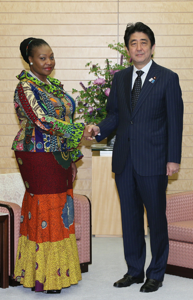 安倍总理在总理大臣官邸接受了联合国非洲MDGs(千禧年发展目标)特别大使伊冯娜•查卡•查卡的拜会。
