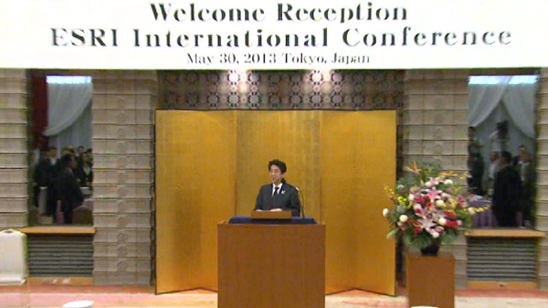 安倍总理出席了在东京都内举行的“ESRI（内阁府经济社会综合研究所）国际会议”欢迎仪式，并发表了演讲。