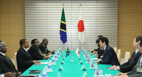 安倍总理在总理大臣官邸与坦桑尼亚联合共和国总统贾卡亚•姆里绍•基奎特举行了会谈。