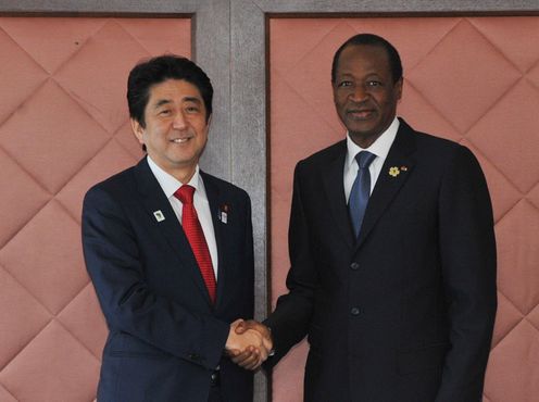为出席第五届非洲开发会议（TICAD V）而正在横滨市内进行访问的安倍总理与非洲各国的首脑举行了会谈。