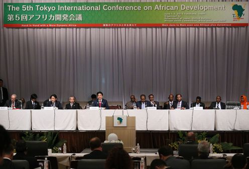 安倍总理在横滨市内出席了“索马里问题特别会议”。