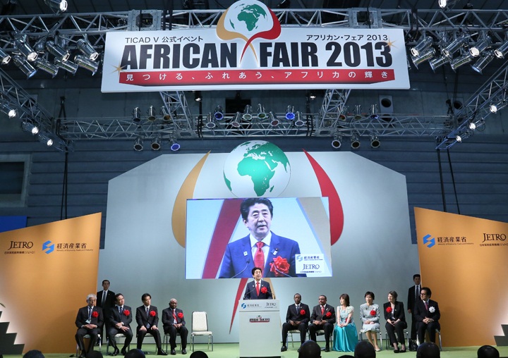 安倍总理在横滨市内出席了“2013非洲博览会”。