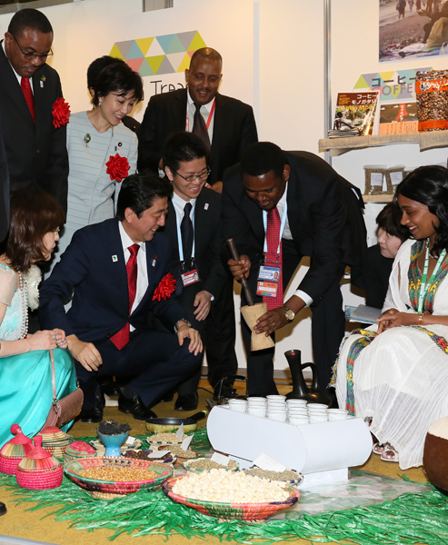 安倍总理在横滨市内出席了“2013非洲博览会”。