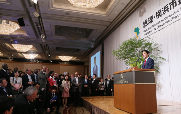 安倍总理在横滨市内接待了第五届非洲开发会议（TICAD V）的参加国及机构的代表，与横滨市长林文子联合举行了欢迎仪式。