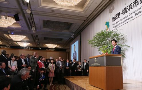 安倍总理在横滨市内接待了第五届非洲开发会议（TICAD V）的参加国及机构的代表，与横滨市长林文子联合举行了欢迎仪式。