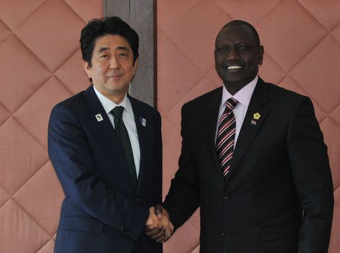 为出席第五届非洲开发会议（TICAD V）而正在横滨市内进行访问的安倍总理与非洲各国的首脑举行了会谈。