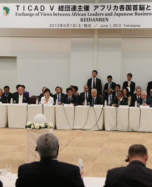 安倍总理在横滨市内出席了TICAD V “日本经济团体联合会主办与非洲各国首脑的交流会”。