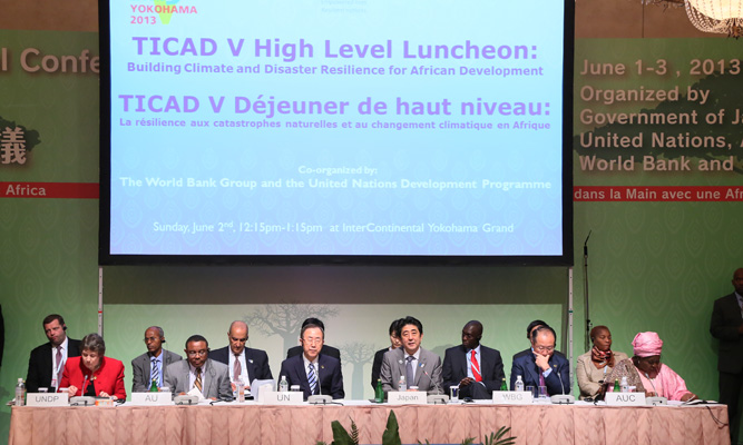 安倍总理在横滨市内出席了第五届非洲开发会议（TICAD V）“世界银行・联合国开发计划署(UNDP) 联合防灾会议”。