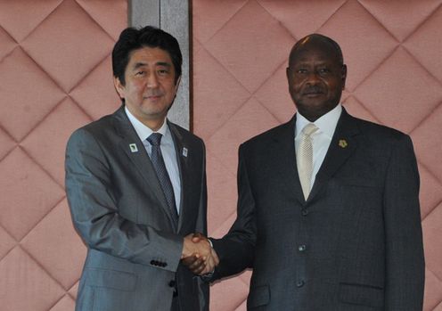 为出席第五届非洲开发会议(TICAD V)而正在横滨市内进行访问的安倍总理与非洲各国的首脑举行了会谈。