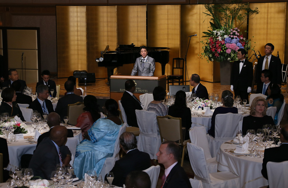 安倍总理在横滨市内举办了TICAD V“正式首脑晚宴”。