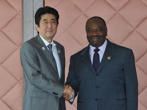 为出席第五届非洲开发会议（TICAD V）而正在横滨市内进行访问的安倍总理与非洲各国的首脑举行了会谈。