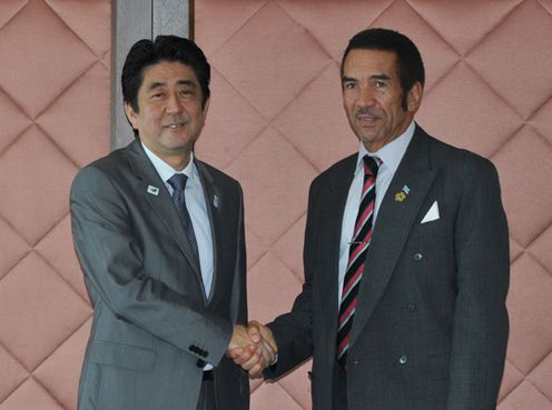 为出席第五届非洲开发会议(TICAD V)而正在横滨市内进行访问的安倍总理与非洲各国的首脑举行了会谈。