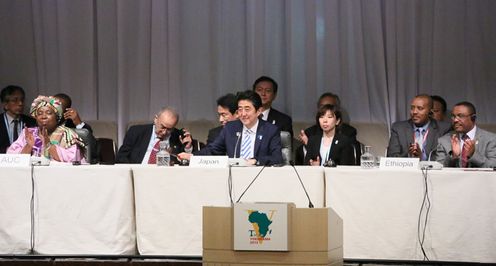 安倍总理在横滨市内出席了第五届非洲开发会议（TICAD V）“闭幕式”。
