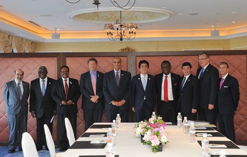 为出席第五届非洲开发会议（TICAD V）而正在横滨市内进行访问的安倍总理接受了联合国开发计划署(UNDP)署长海伦•克拉克的拜会。