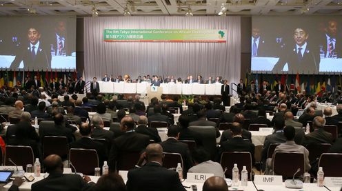 安倍总理在横滨市内出席了第五届非洲开发会议(TICAD V)“开幕式”,并致了开幕辞。