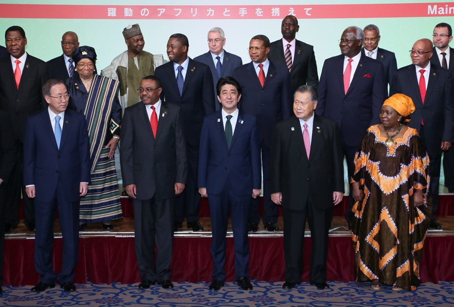 安倍总理在横滨市内出席了第五届非洲开发会议（TICAD V）“开幕式”，并致了开幕辞。