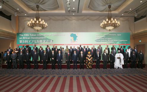 安倍总理在横滨市内出席了第五届非洲开发会议（TICAD V）“开幕式”，并致了开幕辞。