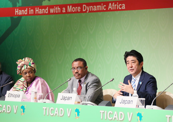 安倍总理在横滨市内举行了第五届非洲开发会议（TICAD V）“联合记者招待会”。