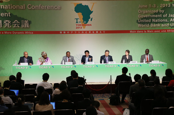 安倍总理在横滨市内举行了第五届非洲开发会议（TICAD V）“联合记者招待会”。