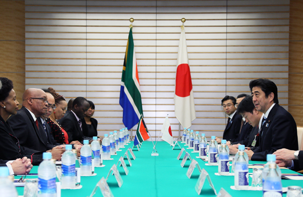 安倍总理在总理大臣官邸与南非共和国总统雅各布•祖马举行了会谈。