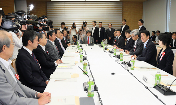 安倍总理在总理大臣官邸出席了第十二次复兴推进委员会。