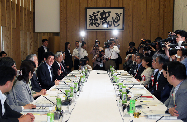 安倍总理在总理大臣官邸出席了第十二次规制改革会议。