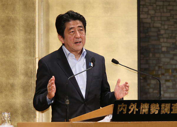 安倍总理在东京都内出席了国内外形势调查会举行的“全国恳谈会”，并发表了演讲。