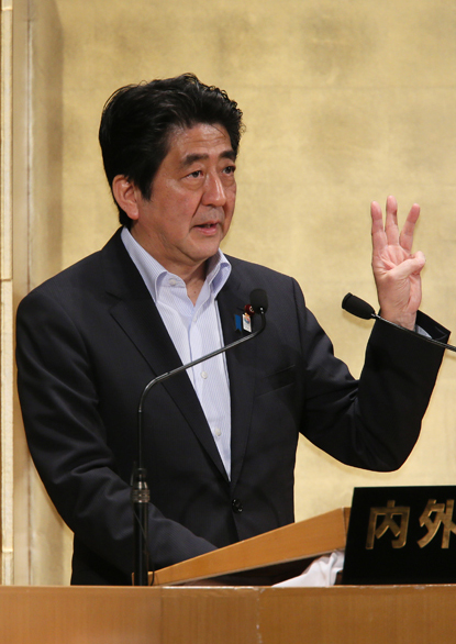 安倍总理在东京都内出席了国内外形势调查会举行的“全国恳谈会”，并发表了演讲。