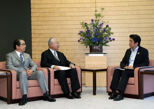 安倍总理在总理大臣官邸接受了日本与欧盟商业圆桌会议（BRT）的联合议长米仓及代理议长永山的拜会。