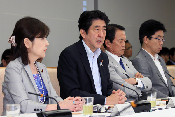 安倍总理在总理大臣官邸召开了第三次行政改革推进会议。