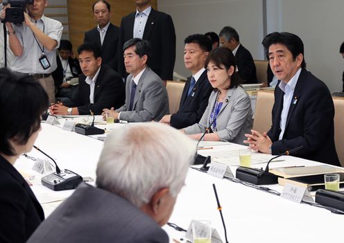 安倍总理在总理大臣官邸召开了第三次行政改革推进会议。
