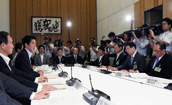 安倍总理出席了在总理大臣官邸召开的中央与地方协商会议。