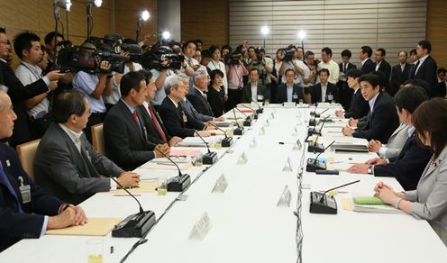 安倍总理在总理大臣官邸召开了第十一次产业竞争力会议。
