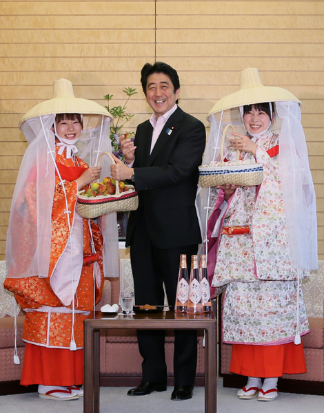 安倍总理在总理大臣官邸接受了“纪州梅会”梅娘、田边市的真砂市长等的拜会。