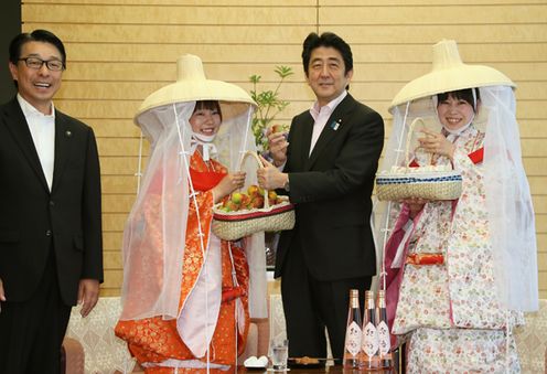 安倍总理在总理大臣官邸接受了“纪州梅会”梅娘、田边市的真砂市长等的拜会。